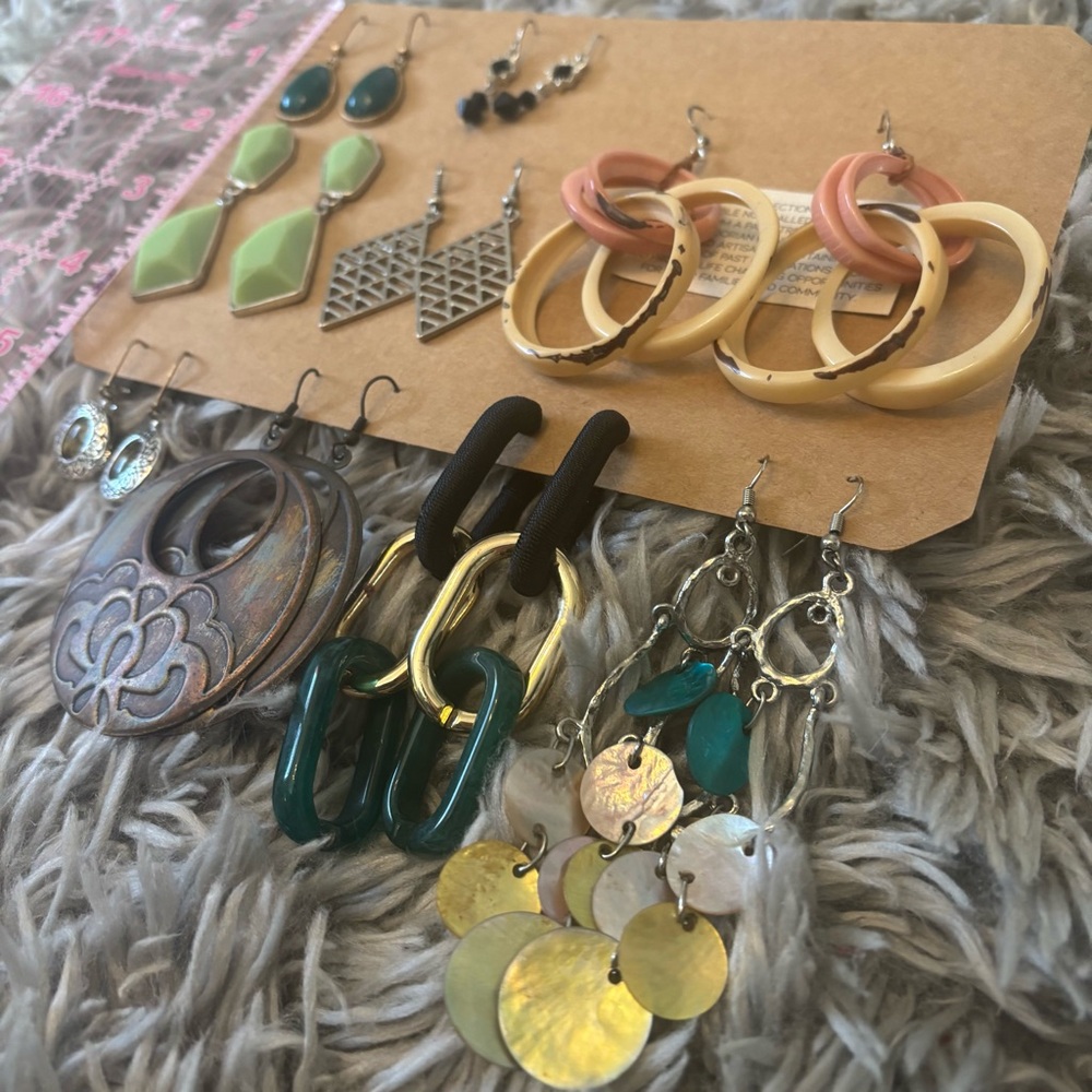BUNDLE / LOT of 13 assorted Y2K costume jewelry hanging dangling earrings